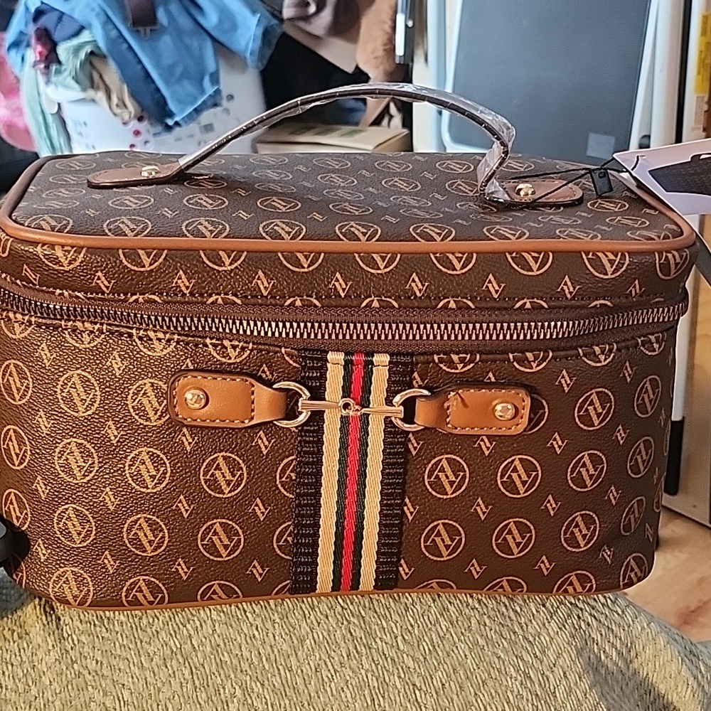 ADRIENNE VITTADINI COSMETIC CASE NEW WITH TAGS RV $40.00